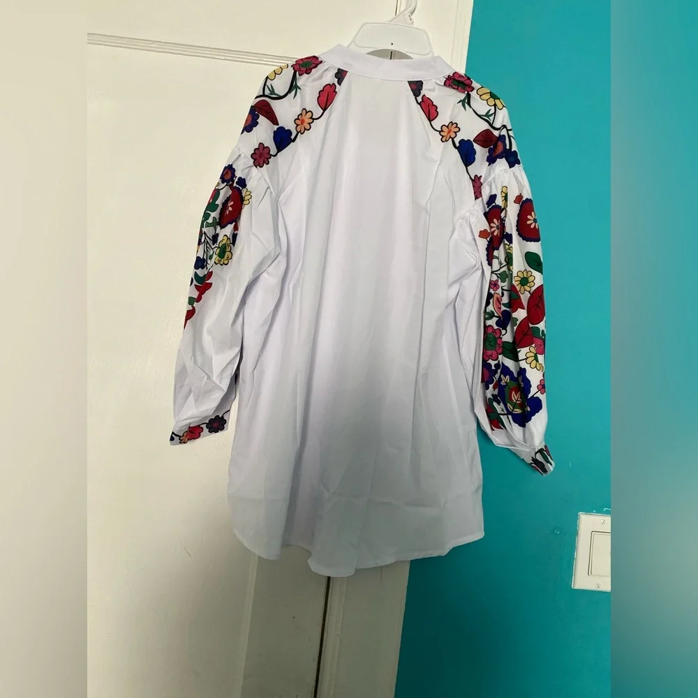 POLYESTER  long sleeve shirt for women size M color white red like new - Picture 5 of 8